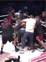 VIDEO: Boxerský zápas se změnil v hromadnou rvačku. V ringu nastal totální chaos