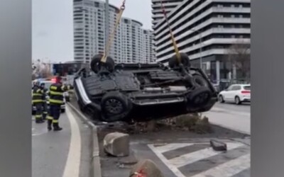 VIDEO: Bratislavský vodič vyberal zákrutu na letných pneumatikách v takej rýchlosti, že svoje auto otočil na strechu
