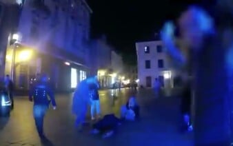 VIDEO: Brutálna bitka v Bratislave. Muža kopali na zemi, traja útočníci skončili na polícii