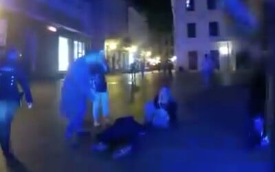 VIDEO: Brutálna bitka v Bratislave. Muža kopali na zemi, traja útočníci skončili na polícii
