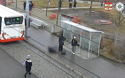VIDEO: Brutální napadení seniora v Brně, těžce zraněný ležel na chodníku. Policie prosí o pomoc