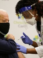 VIDEO: Příští americký prezident Joe Biden se nechal živě očkovat proti koronaviru