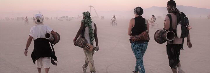 VIDEO: Burning Man je prý o propojení s přírodou. Akorát že burneři jsou pěkně nepořádná prasátka