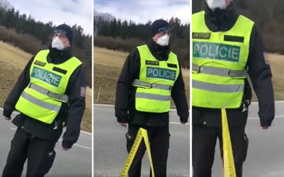 VIDEO: Čech vytáhl na policisty z auta metr. Žádal, aby dodrželi dvoumetrový odstup zamezující šíření koronaviru