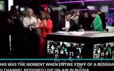 VIDEO: Celý štáb ruské televize Dožď rezignoval v živém vysílání. „Říkáme ne válce,“ prohlásili předtím, než odešli ze studia