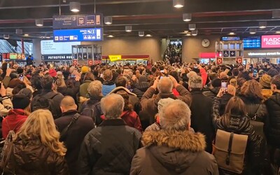 VIDEO: Češi a Češky uctili památku obětí střelby zpěvem na hlavním nádraží v Praze