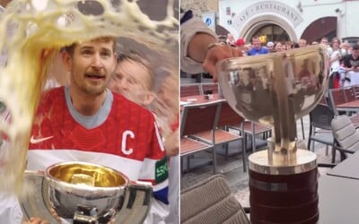 VIDEO: Českí hokejisti pri bujarých oslavách zničili trofej zo šampionátu. Na preplnenom Staromáku ich privítali tisícky fanúšikov