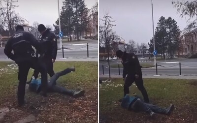 VIDEO: Českí policajti kopali do opitého muža, stáli mu na hlave a ponižovali ho. Čaká ich obvinenie