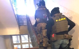 VIDEO: Českí policajti zaistili osobu, ktorá sa chcela inšpirovať strelcom z pražskej univerzity. Zverejnili aj video zo zásahu