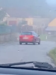 VIDEO: Český vodič kľučkoval z jednej strany na druhú. V krvi mal 6 promile alkoholu, od začiatku roka ho takto chytili už 4-krát