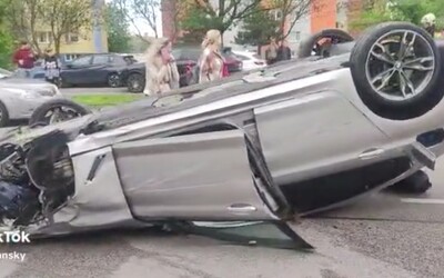 VIDEO: Český vodič na BMW vletel na petržalské parkovisko a zrámoval 12 áut. Takmer zabil človeka