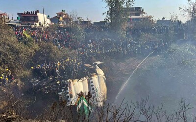 VIDEO: Cestujúci naživo vysielali posledné sekundy pred tragickým pádom lietadla v Nepále. Úmrtiam predchádzal smiech a zmätok