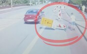 VIDEO: Chlapec v Bratislave zrážal dopravné značky pod kolesá autobusu. Očitá svedkyňa opísala, čo sa dialo