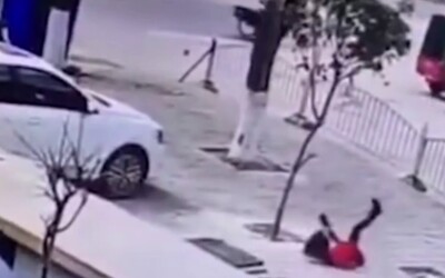VIDEO: Chlapec v Číne hodil do kanála petardu. Vyletel 3 metre do výšky