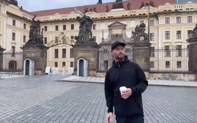 VIDEO: Chris Hemsworth znovu přijel do Prahy, procházel se před Pražským hradem 
