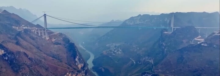 VIDEO: Čína otevřela nejvyšší most světa. Auta projíždějí více než 600 metrů nad řekou
