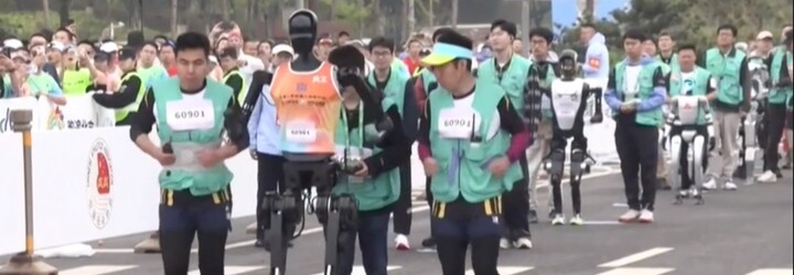 VIDEO: Čína zapojila do půlmaratonu v Pekingu roboty. Jak se jim vedlo?