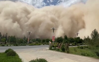 VIDEO: Čínské město pohltila masivní písečná bouře. Mrak byl vysoký přes 100 metrů a vše zbarvil dožluta