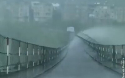 VIDEO: Čínsky most vo víchrici takmer lietal, nechýbalo veľa, aby sa odtrhol