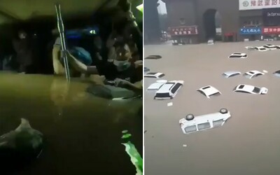 VIDEO: Čínu zasiahla tisícročná voda. Ľudia zomierali uväznení vo vagóne metra, keď za tri dni napadlo toľko dažďa ako za celý rok