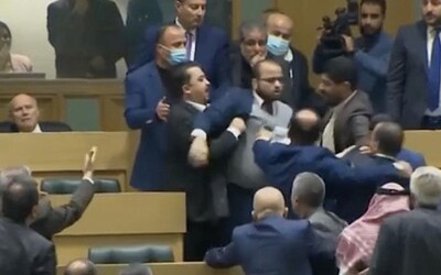 VIDEO: Členové jordánského parlamentu se poprali kvůli slovu „Jordánka“ v ústavě. Chtěli jej přidat kvůli rovnosti pohlaví 