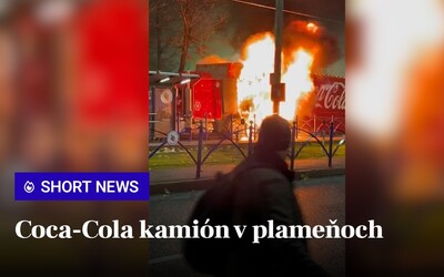 VIDEO: Coca-Cola kamión v plameňoch. Vianočné vozidlo vzbĺklo priamo v premávke v Bukurešti