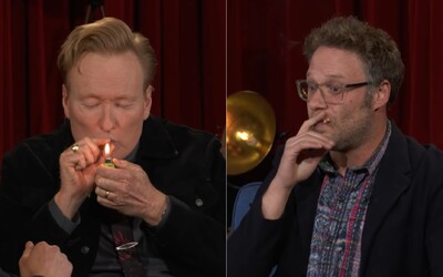 VIDEO: Conan O´Brien si so Sethom Rogenom zapálil jointa. Keďže jeho šou sa končí, nebál sa provokovať
