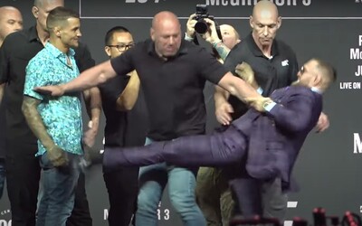 VIDEO: Conor McGregor chcel kopnúť Dustina Poiriera. Musel ich oddeliť šéf UFC