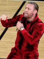 VIDEO: Conor McGregor přehnal scénku při finále NBA a knockoutoval maskota přímo na palubovce