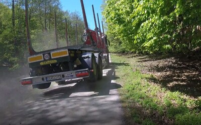 VIDEO: Cyklista vulgárne naložil kamionistovi na ceste pri Lozorne, ktorý ho nebezpečne predbiehal vo vysokej rýchlosti