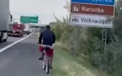 VIDEO: D2 si pomýlil s cyklotrasou. Muža museli z diaľnice vykázať policajti, za jazdu na bicykli dostal pokutu