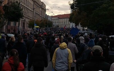 VIDEO: Dav demonštrantov v Bratislave pochoduje pred parlament
