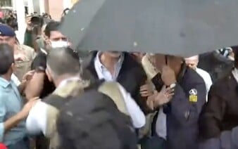 VIDEO: Dav rozzuřených lidí házel na španělského krále Filipa VI. vajíčka a bláto. Proti demonstrantům zakročila policie