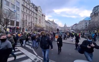 VIDEO: Demonstranti proti nařízením se v Praze vydali na pochod k Úřadu vlády
