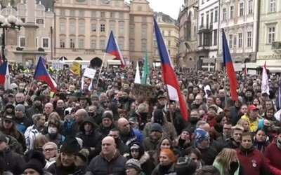 VIDEO: Demonstranti v Praze zaplnili Staroměstské náměstí. Požadují otevření Česka