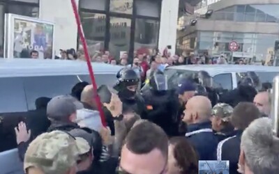VIDEO: Demonštranti zablokovali cesty. Kričali „Gestapo“ a agresívne útočili na policajtov