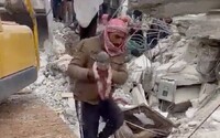 VIDEO: Dieťa sa narodilo pod troskami zničenej budovy v Sýrii, ako jediné z rodiny prežilo