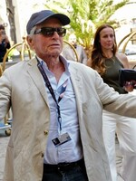 VIDEO: Do Karlových Varů dorazil Michael Douglas. Toto byla jeho první slova po příjezdu