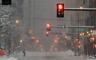 VIDEO: Dopravní kolaps v New Yorku. Město zasáhlo největší sněžení za poslední dva roky 