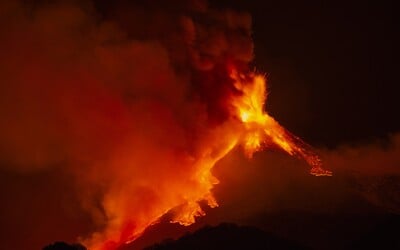 VIDEO: Dovolenkárom v Taliansku komplikujú plány sopečné výbuchy. Prebudili sa viaceré vulkány 