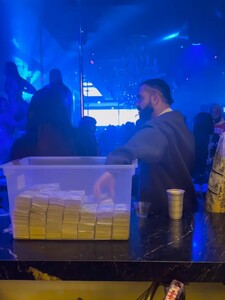 VIDEO: Drake vyrazil do strip klubu s bednou plnou bankovek. Měl v ní 250 tisíc dolarů