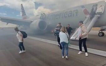 VIDEO: Dráma na palube lietadla. Hustý dym spôsobil paniku, cestujúcich museli evakuovať