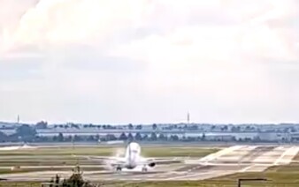 VIDEO: Dráma na pražskom letisku. Lietadlo pri pristávaní narazilo zadnou časťou do dráhy