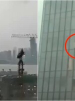 VIDEO: Drastická smrť umývačov okien v Číne. Dvadsať minút uväznení lietali vo vetre a narážali do budov
