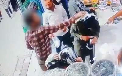 VIDEO: Dvom ženám vylial útočník jogurt na hlavy. V Iráne ich zatkli za ukazovanie vlasov