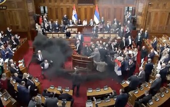 VIDEO: Dymové bomby, slzný plyn a chaos. Srbský parlament zachvátili búrlivé protesty