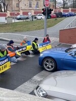 VIDEO: Ekoaktivisté v Praze zablokovali výjezd z tunelu. Naštvaní řidiči je fyzicky napadli