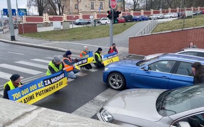 VIDEO: Ekoaktivisté v Praze zablokovali výjezd z tunelu. Naštvaní řidiči je fyzicky napadli