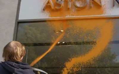 VIDEO: Ekoaktivisti postriekali londýnsky showroom Astonu Martin. Následne sa prilepili na cestu