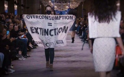 VIDEO: Ekoaktivistka narušila přehlídku Louis Vuitton na pařížském Fashion Weeku. Vyvést ji musela ochranka